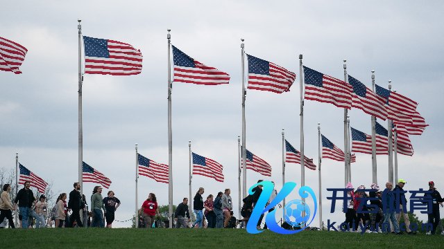 旅客在好意思国齐门华盛顿的国度广场游览。（图源：新华社）